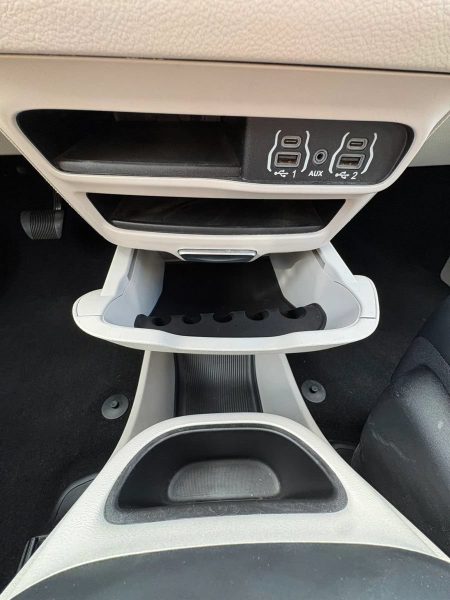 Used 2024 Chrysler Pacifica Touring-L FWD image 27