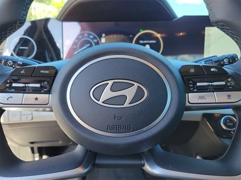 Used 2025 Hyundai Elantra Limited image 15