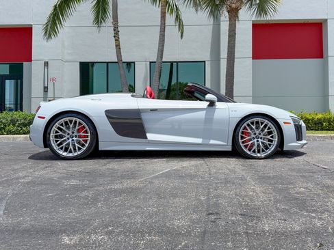 Used 2018 Audi R8 V10 w/ Carbon Exterior Package AWD/4WD image 2