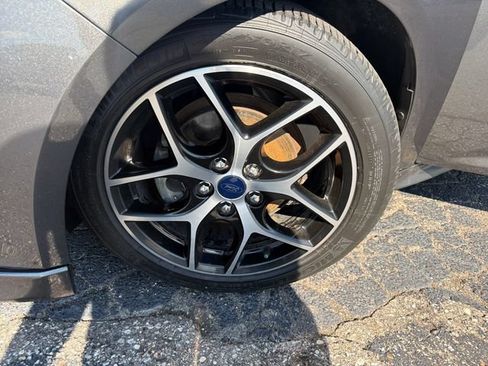 Used 2016 Ford Focus SE w/ SE Sport Package FWD image 29