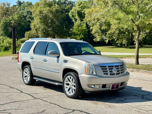 Used 2007 Cadillac Escalade AWD w/ Information Package image 3