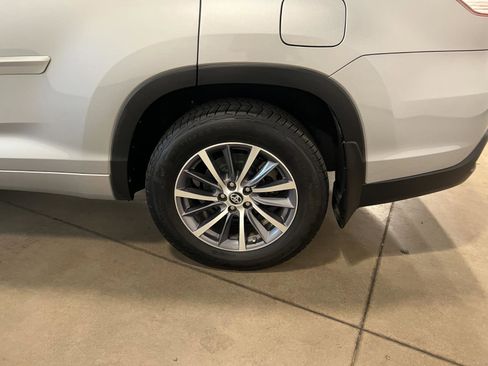 Used 2017 Toyota Highlander XLE AWD/4WD image 45
