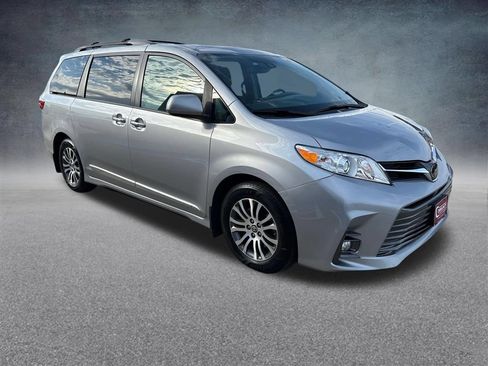 Used 2018 Toyota Sienna XLE w/ XLE Navigation Package FWD image 7