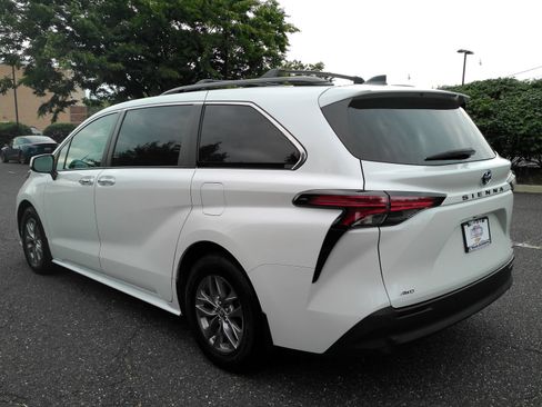 Used 2022 Toyota Sienna XLE AWD/4WD image 5