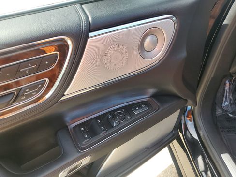 Used 2018 Lincoln Continental Reserve AWD/4WD image 31