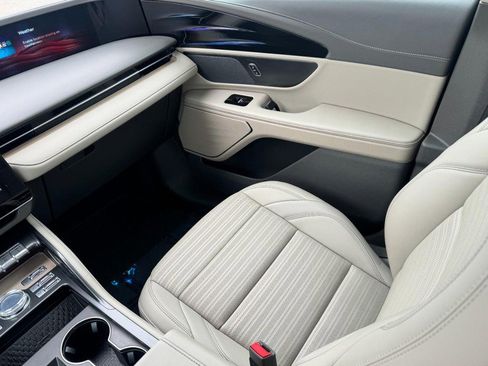 Certified 2024 Lincoln Nautilus Reserve image 11