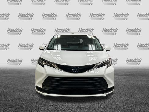 Used 2021 Toyota Sienna LE FWD image 3