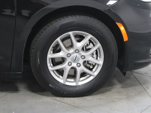 Used 2024 Chrysler Pacifica Touring-L image 12