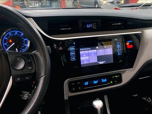 Used 2018 Toyota Corolla LE FWD image 7