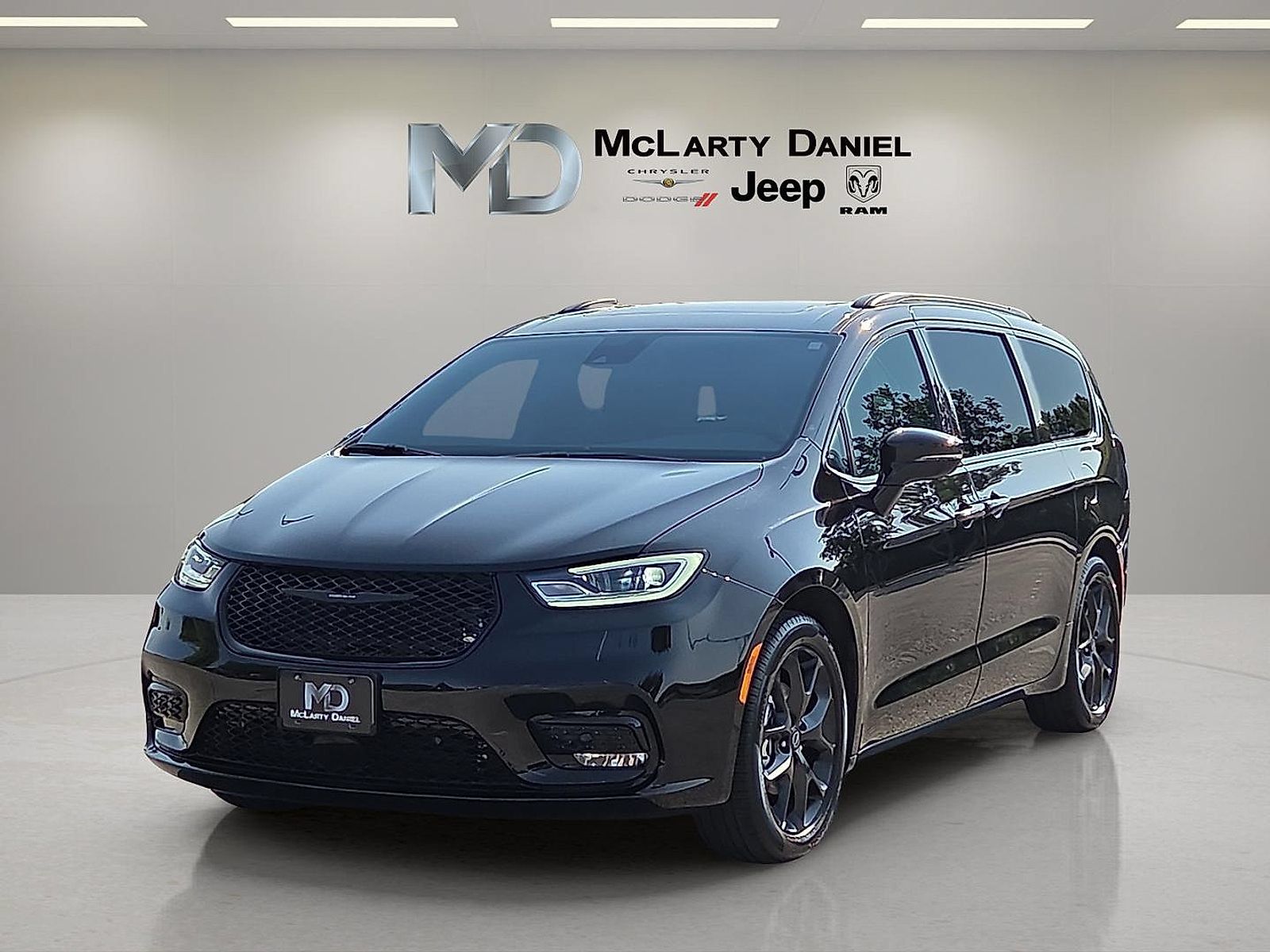 Used 2025 Chrysler Pacifica Limited FWD image 2
