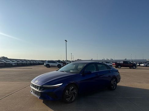 Used 2025 Hyundai Elantra SEL FWD image 9
