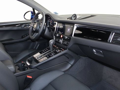 Certified 2025 Porsche Macan image 25