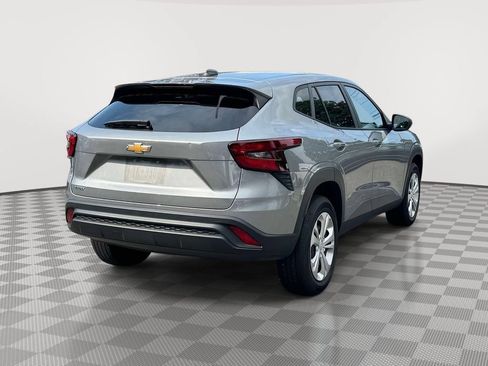 Used 2024 Chevrolet Trax LS w/ Driver Confidence Package FWD image 4