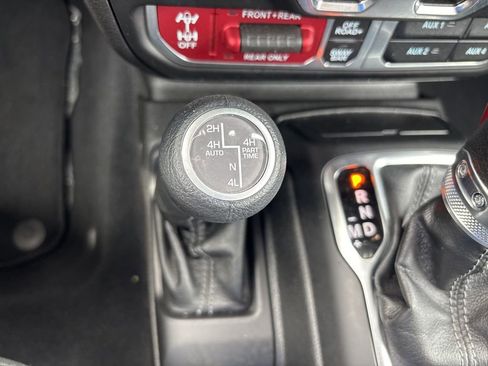 Certified 2025 Jeep Wrangler Unlimited Rubicon 4xe w/ Convenience Group AWD/4WD image 40