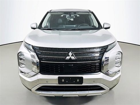 Used 2023 Mitsubishi Outlander SE image 2