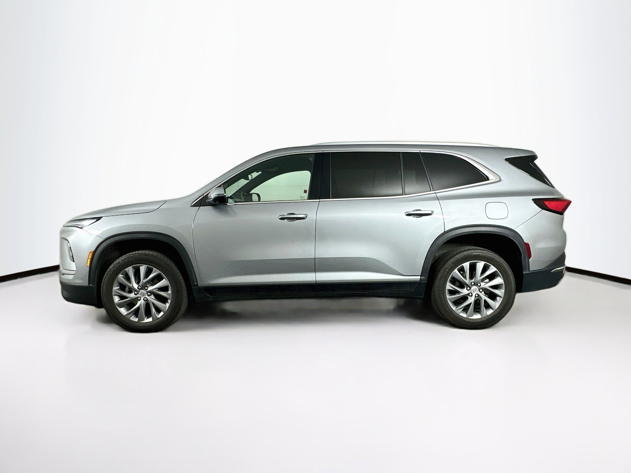 Used 2025 Buick Enclave Preferred AWD/4WD image 4