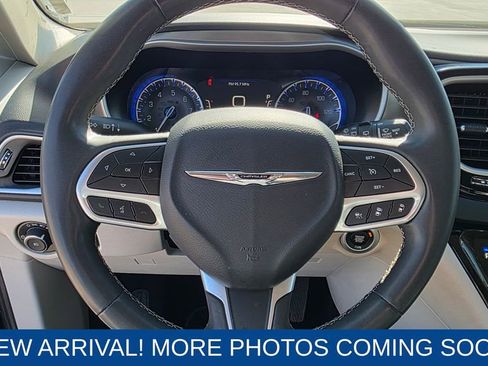 Used 2023 Chrysler Pacifica Touring-L image 14