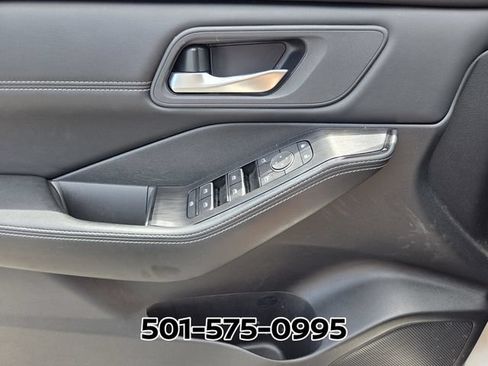Used 2025 Nissan Rogue SL FWD image 29