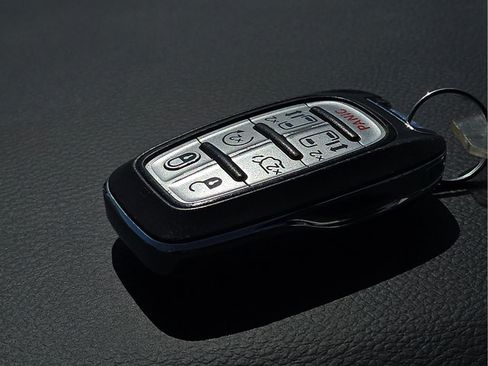 Used 2023 Chrysler Voyager LX FWD image 16