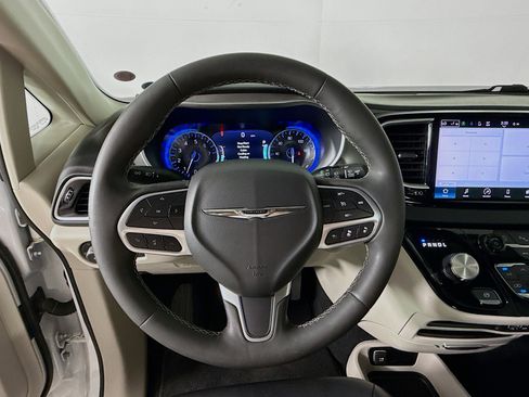 Used 2023 Chrysler Pacifica Touring-L FWD image 11