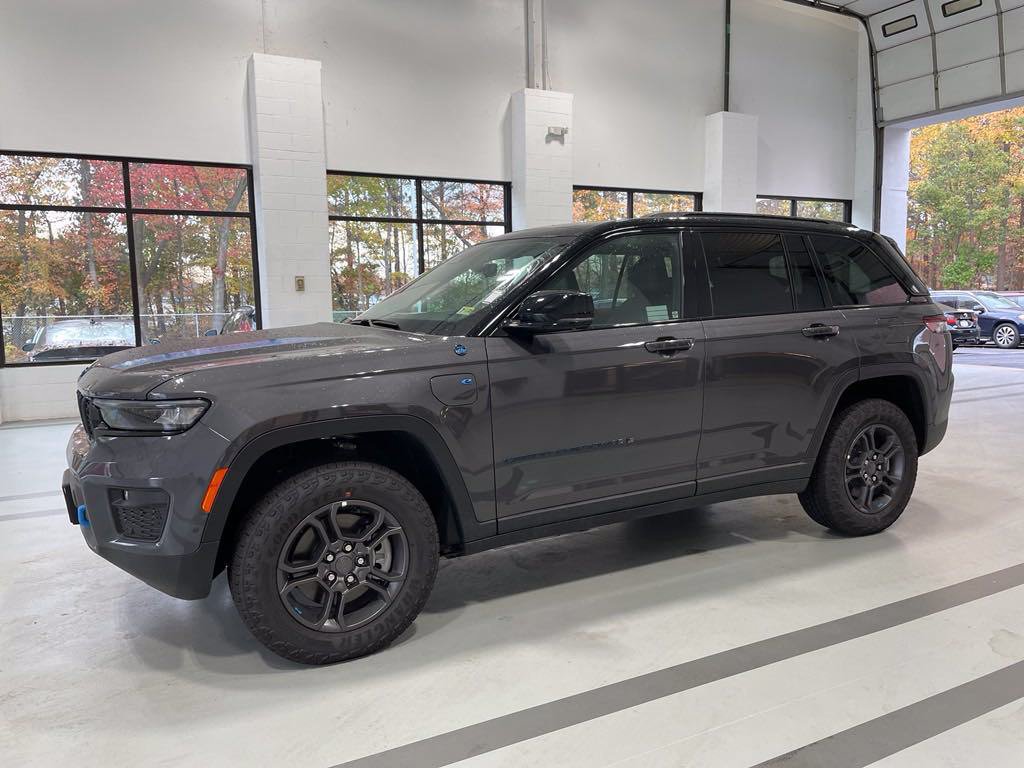 New 2024 Jeep Grand Cherokee Trailhawk w/ Advanced Protech Group II AWD/4WD image 11