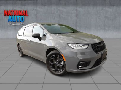 Used 2023 Chrysler Pacifica Touring-L w/ Uconnect Theater Family Group