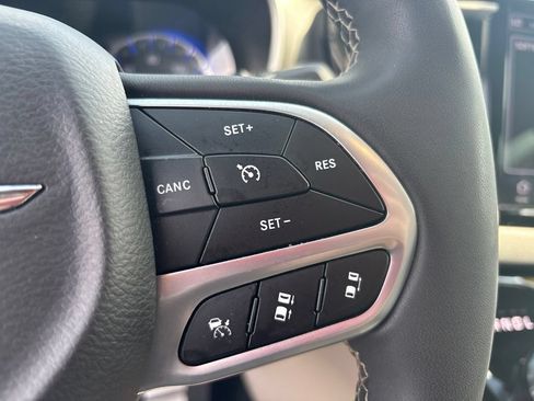 Used 2024 Chrysler Pacifica Touring-L FWD image 26