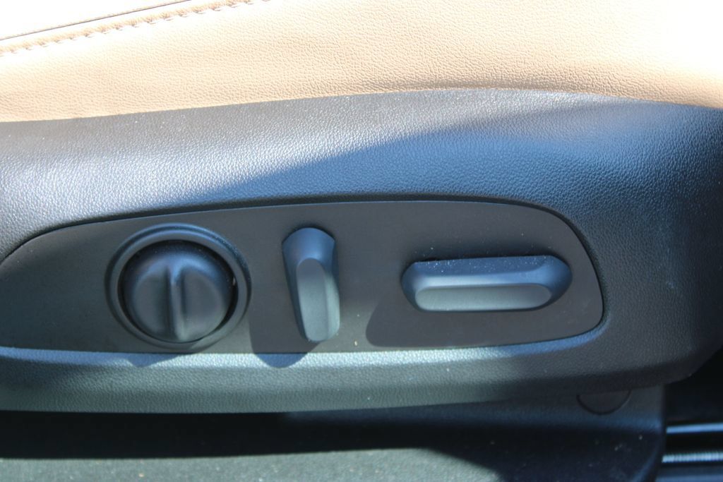 Used 2023 Chevrolet Traverse Premier FWD image 32