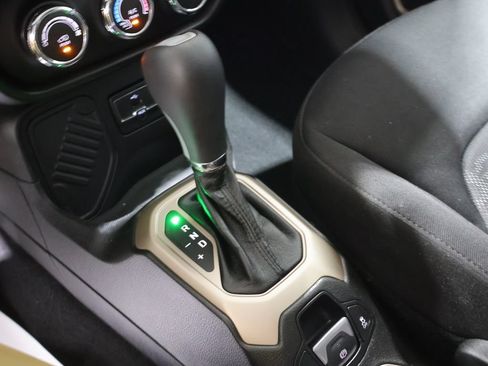 Used 2017 Jeep Renegade Latitude FWD image 30