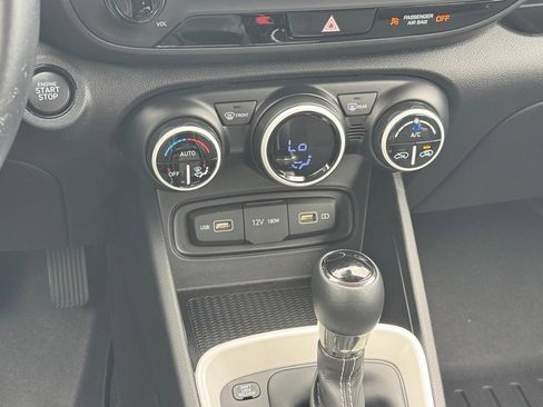 Used 2022 Hyundai Venue Limited FWD image 12