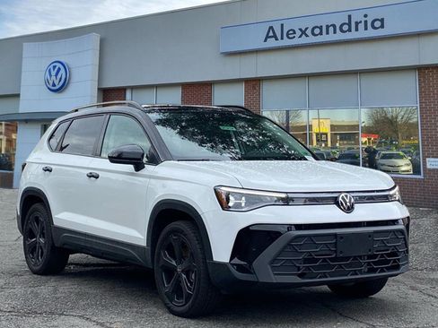 Used 2025 Volkswagen Taos SE image 1