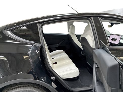 Certified 2023 Tesla Model Y Long Range AWD/4WD image 11
