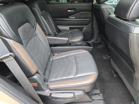 Certified 2024 Nissan Pathfinder Platinum FWD image 27