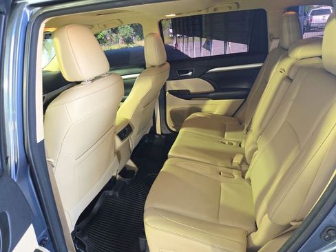 Used 2018 Toyota Highlander XLE AWD/4WD image 10