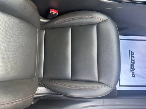 Used 2025 Chevrolet Trax RS FWD image 46