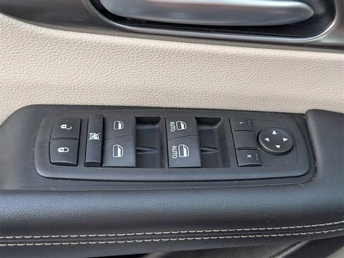 Used 2024 Chrysler Pacifica Touring-L image 23