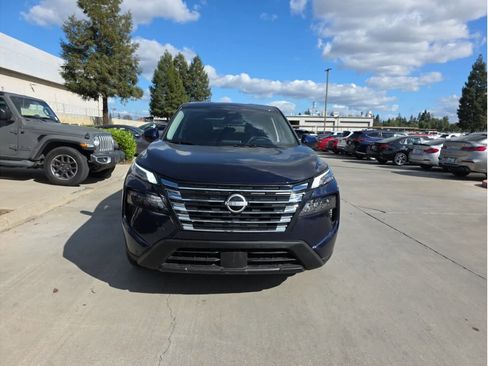 Used 2026 Nissan Rogue SV image 3