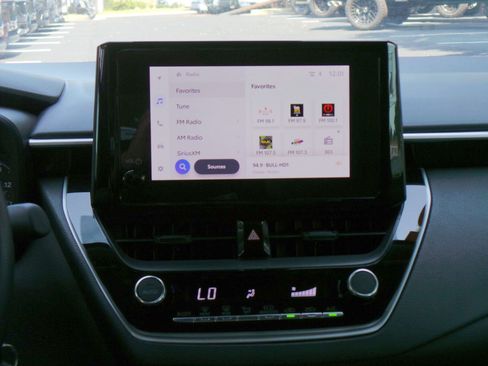 Used 2025 Toyota Corolla LE FWD image 9
