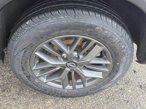 Used 2024 Nissan Rogue S FWD image 32