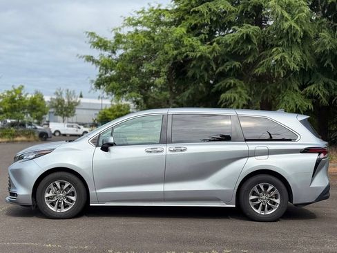 Used 2023 Toyota Sienna XLE AWD/4WD image 2