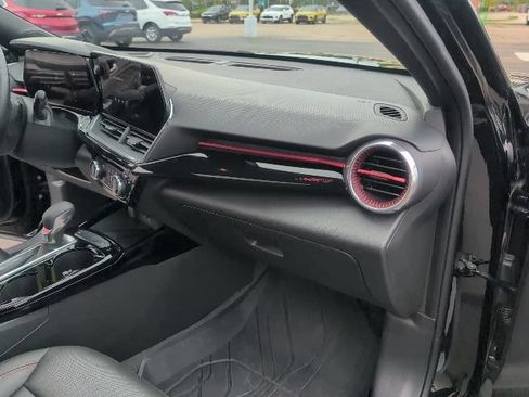 Used 2024 Chevrolet Trax RS w/ Sunroof Package FWD image 40