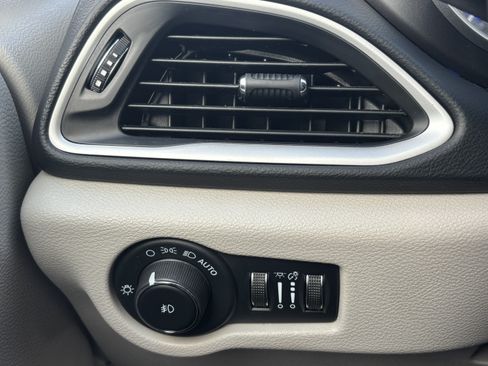 Used 2023 Chrysler Pacifica Touring-L FWD image 24