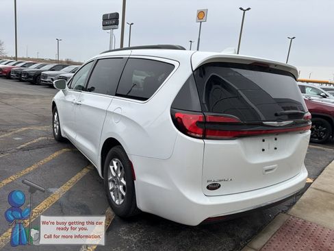 Used 2022 Chrysler Pacifica Touring-L image 3