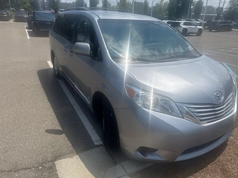 Used 2017 Toyota Sienna LE FWD image 2