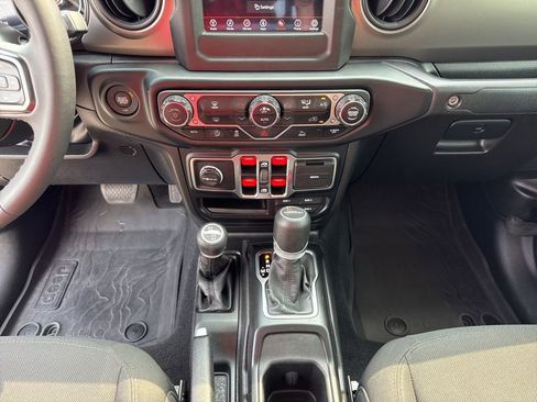 Used 2023 Jeep Gladiator Mojave AWD/4WD image 40
