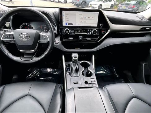Used 2023 Toyota Highlander XLE image 15