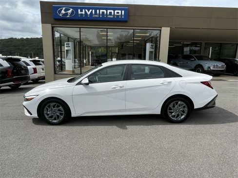 Used 2024 Hyundai Elantra SEL image 2