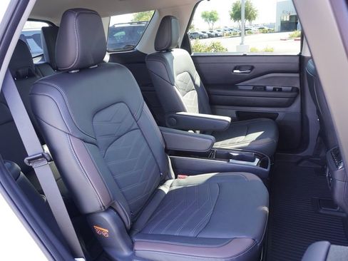 Certified 2025 Nissan Pathfinder Platinum AWD/4WD image 9