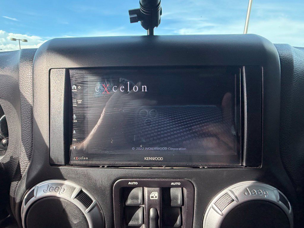 Used 2015 Jeep Wrangler Unlimited Rubicon w/ Connectivity Group AWD/4WD image 19