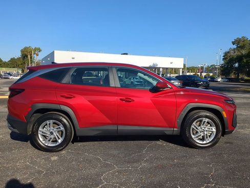 Used 2025 Hyundai Tucson SE image 3